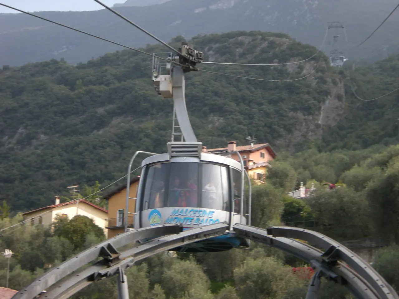 กระเช้า Malcesine-Monte Baldo ที่ทะเลสาบการ์ดา ภาพจาก Wikimedia Commons ผู้ถ่าย Davy1509 สัญญา CC BY-SA 4.0 ถ่ายเมื่อ 6 ต.ค. 2557 เป็นภาพเก่า