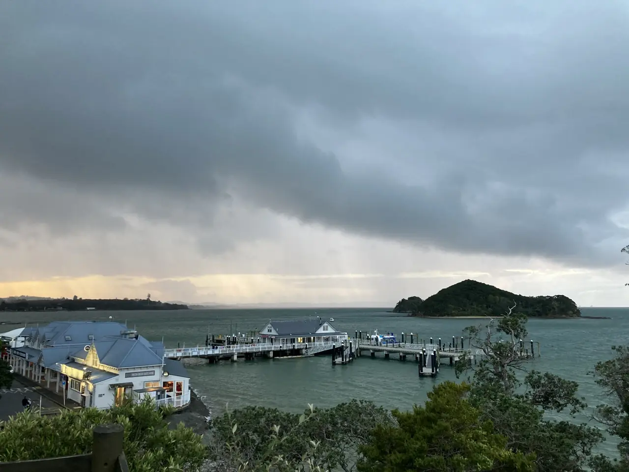 ท่าเรือและชายหาดปายเฮียตอนฟ้าครึ้ม ภาพจาก Wikimedia Commons ผู้ถ่าย LadyRabbit สัญญา CC BY-SA 4.0 ไม่ระบุปี