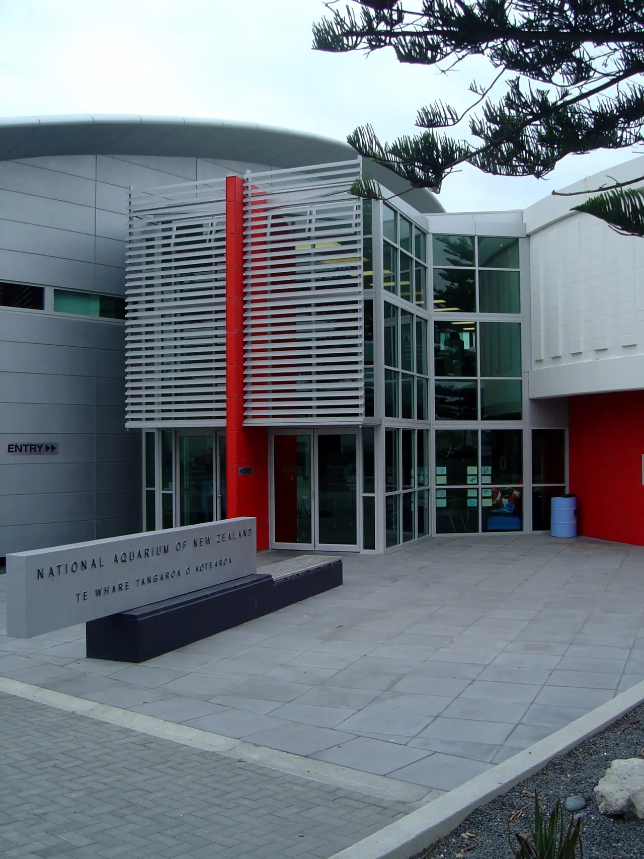 ทางเข้า National Aquarium of New Zealand ที่ Napier ภาพจาก Wikimedia Commons ผู้ถ่าย ZoofanNZ สถานะ Public domain ไม่ระบุปี