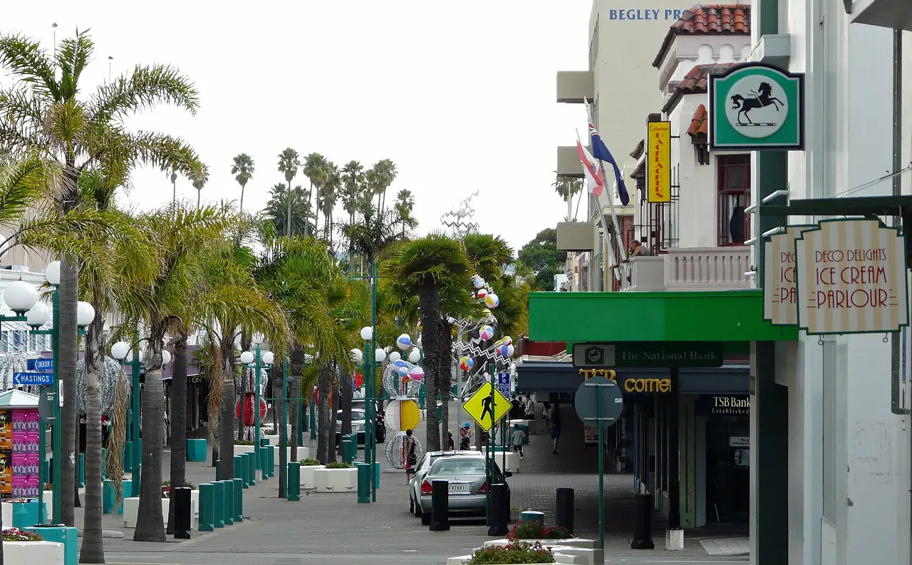 ถนนคนเดิน Emerson Street ที่ Napier ภาพจาก Wikimedia Commons ผู้ถ่าย Jane Nearing สัญญา CC BY 2.0 ไม่ระบุปี