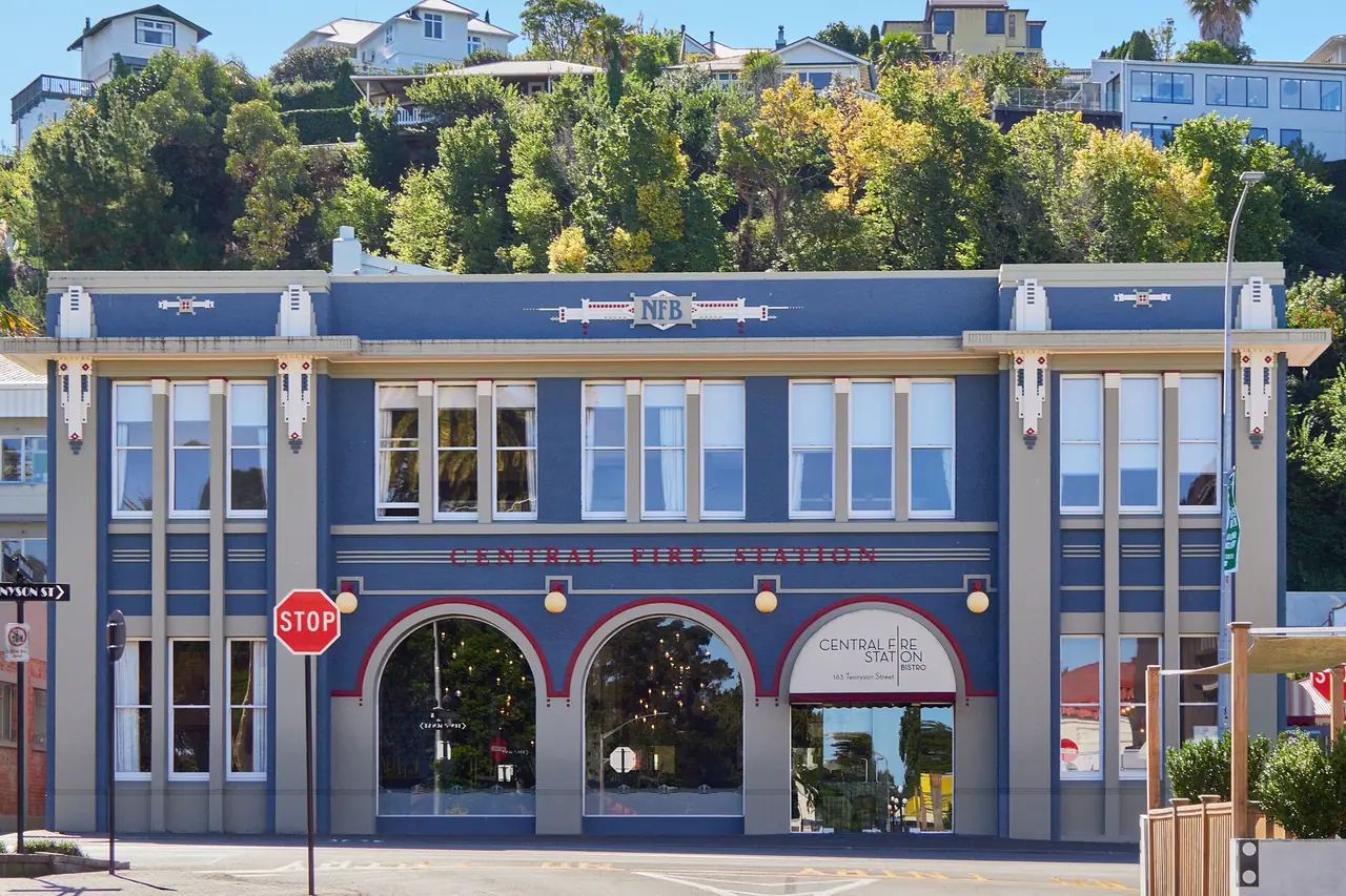 สถานีดับเพลิงกลาง Napier บนถนน Emerson ตึก Art Deco สีน้ำเงิน ภาพจาก Wikimedia Commons ผู้ถ่าย lumoplank สัญญา CC0 ไม่ระบุปี
