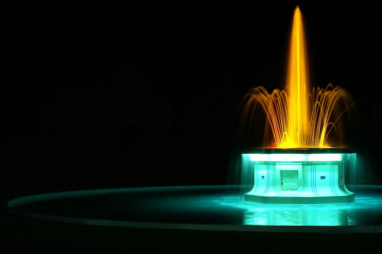 น้ำพุ Tom Parker Fountain ที่ Napier ตอนกลางคืน ภาพจาก Wikimedia Commons ผู้ถ่าย Alexander Klink สัญญา CC BY 3.0 ไม่ระบุปี