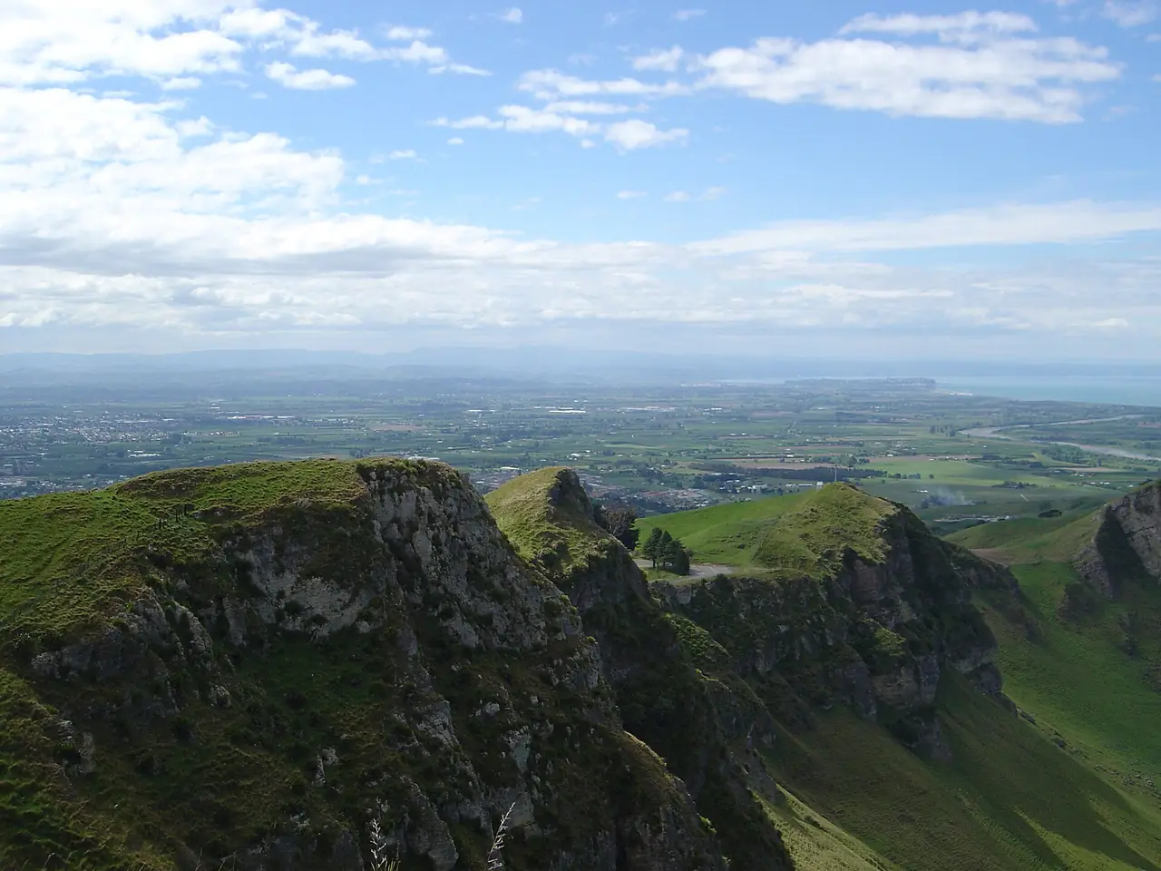 วิวทิวเขา Te Mata Peak มองไปทางเหนือสู่ Hawke's Bay ภาพจาก Wikimedia Commons ผู้ถ่าย Jayden MacRae สัญญา CC BY-SA 3.0 ไม่ระบุปี