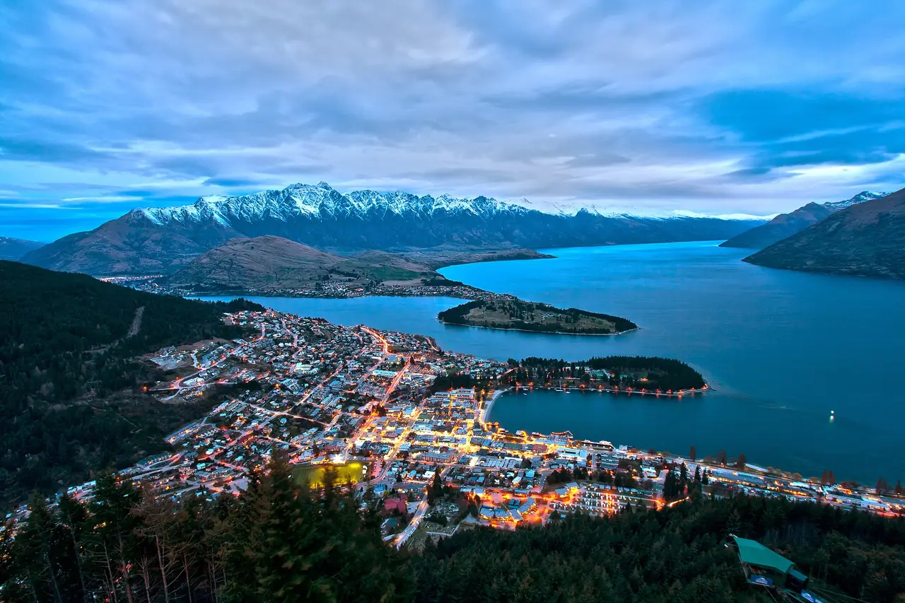 ควีนส์ทาวน์และทะเลสาบ Wakatipu มองจาก Bob's Peak ตอนค่ำ ภาพจาก Wikimedia Commons ผู้ถ่าย Lawrence Murray สัญญา CC BY 2.0 ภาพถ่ายเมื่อ ก.ย. 2554 เป็นภาพเก่า
