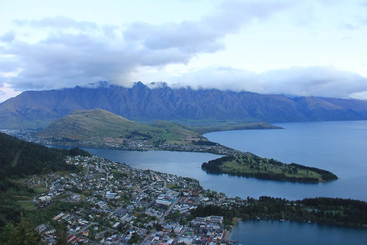 ทะเลสาบ Wakatipu และเทือกเขา Remarkables มองจากจุดชมวิวบนยอดกอนโดลา ภาพจาก Wikimedia Commons ผู้ถ่าย Vincent60030 สัญญา CC BY-SA 4.0