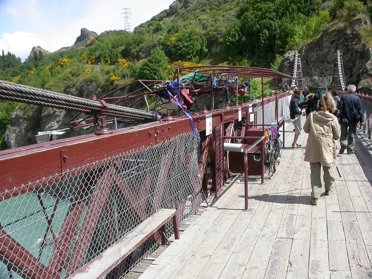 ทางเดินบนสะพาน Kawarau ที่จุดบันจี้ ภาพจาก Wikimedia Commons ผู้ถ่าย sussexbirder สัญญา CC BY 2.0 ภาพนี้เห็นสะพานและผู้เข้าชม ไม่เห็นการกระโดด