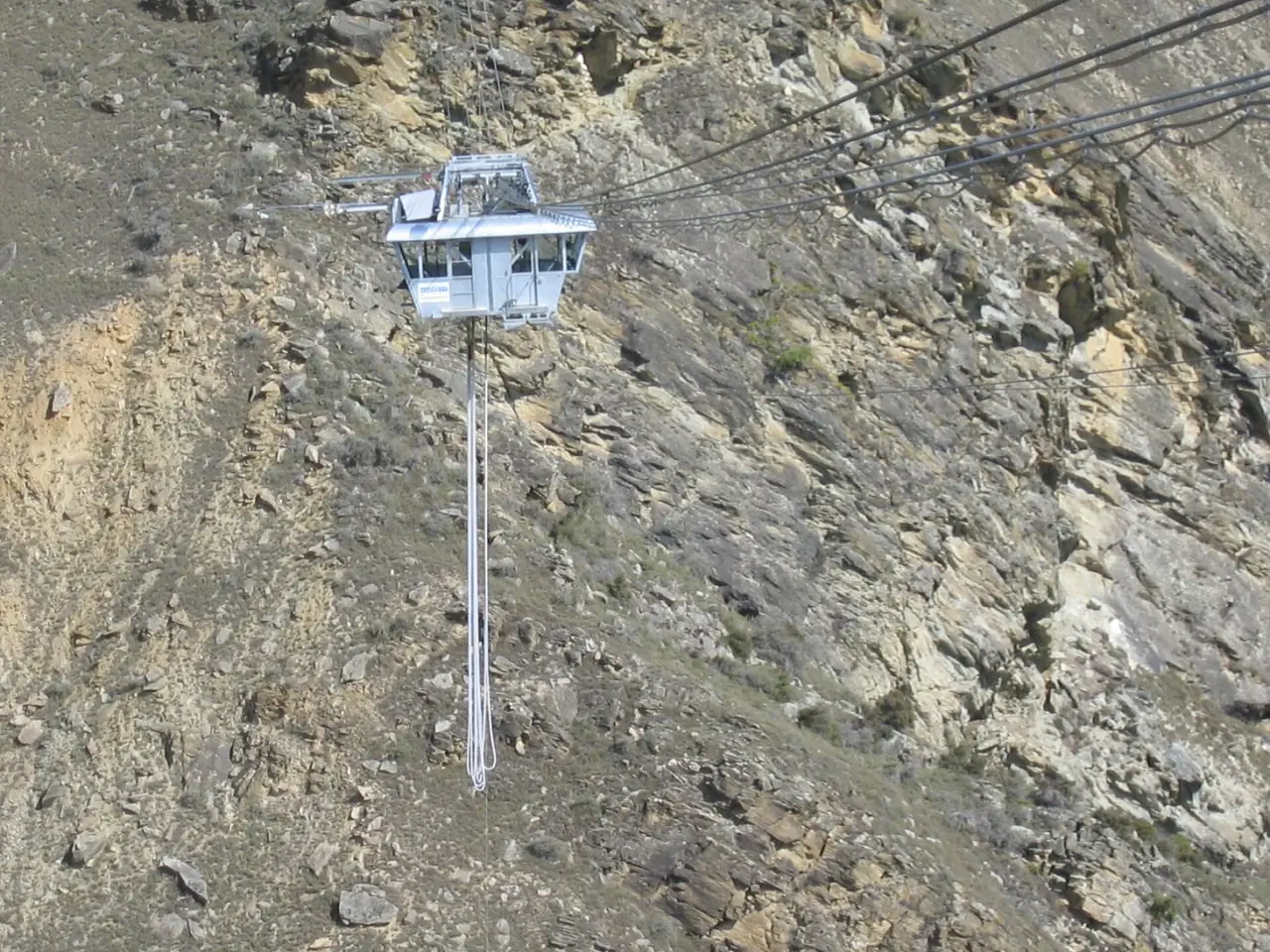 แท่นกระโดด Nevis Bungy ห้อยกลางอากาศเหนือหุบเขา ภาพจาก Wikimedia Commons ผู้ถ่าย Che010 สัญญา CC BY-SA 3.0 ไม่ระบุปีที่ถ่าย