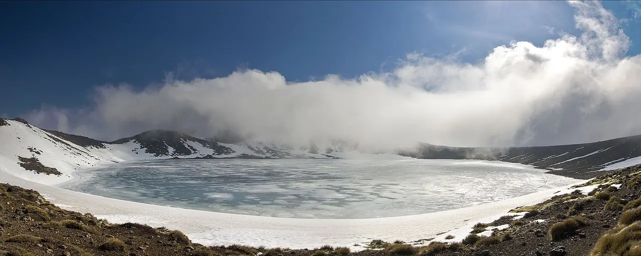 ทะเลสาบ Blue Lake บนภูเขา Tongariro ตอนมีหิมะ ภาพจาก Wikimedia Commons ผู้ถ่าย Jeffrey Pang สัญญา CC BY 2.0 ภาพถ่ายเมื่อ ต.ค. 2553 เป็นภาพเก่า