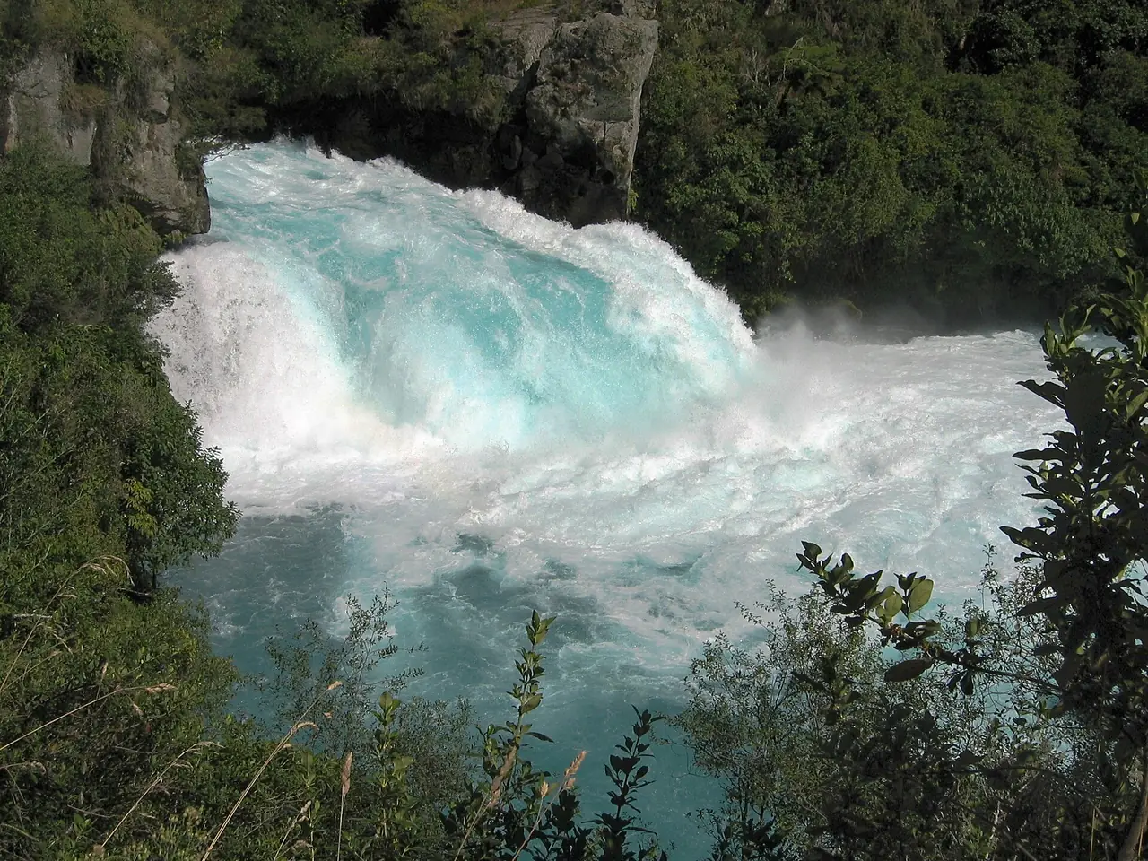 น้ำตก Huka Falls บนแม่น้ำ Waikato ใกล้เทาโป ภาพจาก Wikimedia Commons ผู้ถ่าย Avenue สัญญา CC BY-SA 3.0 ไม่ระบุปี
