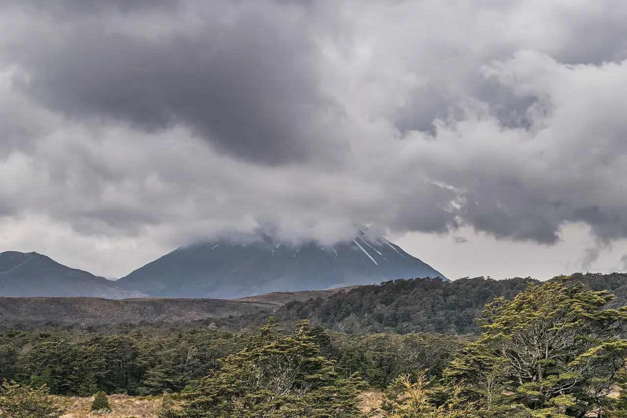 ภูเขา Ngauruhoe มองจากไกล ยอดมีเมฆปกคลุม ภาพจาก Wikimedia Commons ผู้ถ่าย Krzysztof Golik สัญญา CC BY-SA 4.0 ไม่ระบุปี