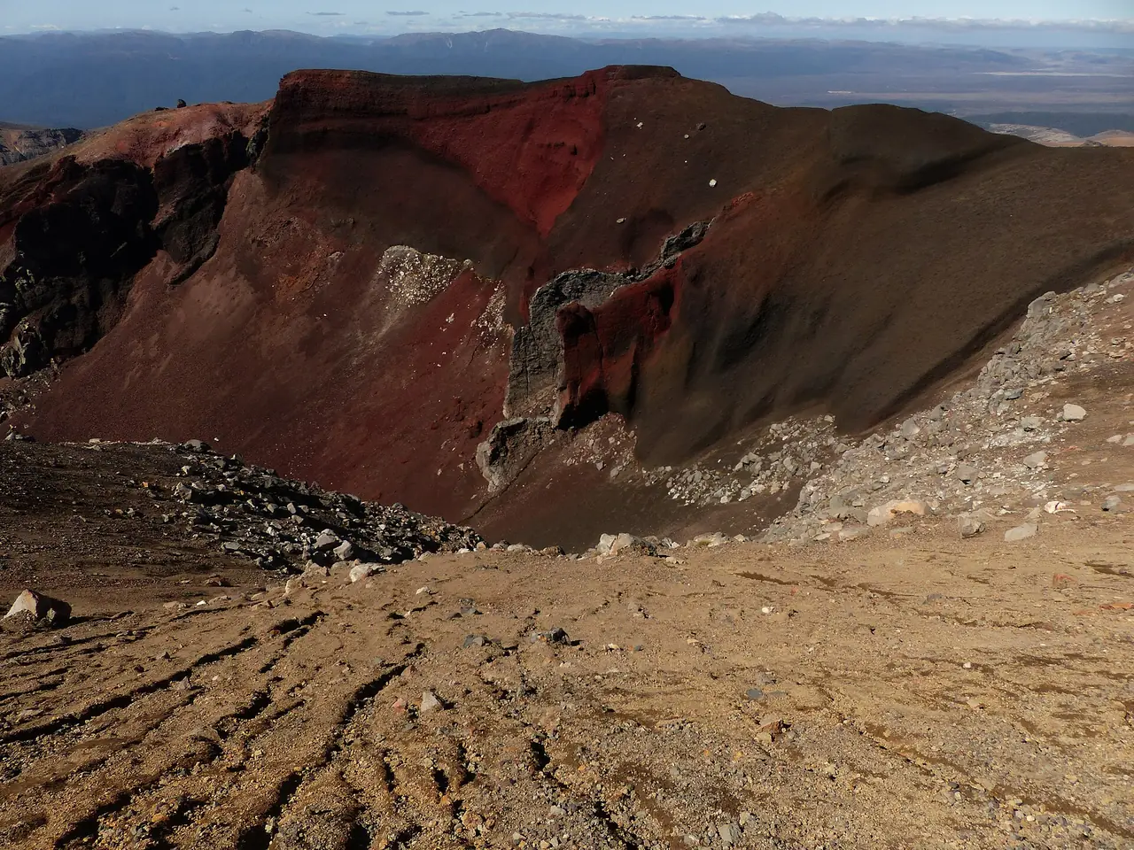 ปล่อง Red Crater จุดสูงสุดของเส้นทางที่ 1,886 เมตร ภาพจาก Wikimedia Commons ผู้ถ่าย Du Hugin Skulblaka สัญญา CC BY-SA 4.0 ไม่ระบุปี