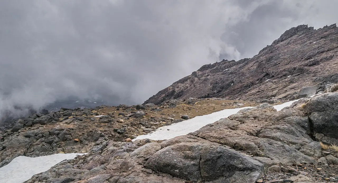 เนินหินและหิมะบนไหล่เหนือของภูเขา Ruapehu ภาพจาก Wikimedia Commons ผู้ถ่าย Krzysztof Golik สัญญา CC BY-SA 4.0 ไม่ระบุปี ภาพนี้ไม่ใช่เส้นทาง Crossing