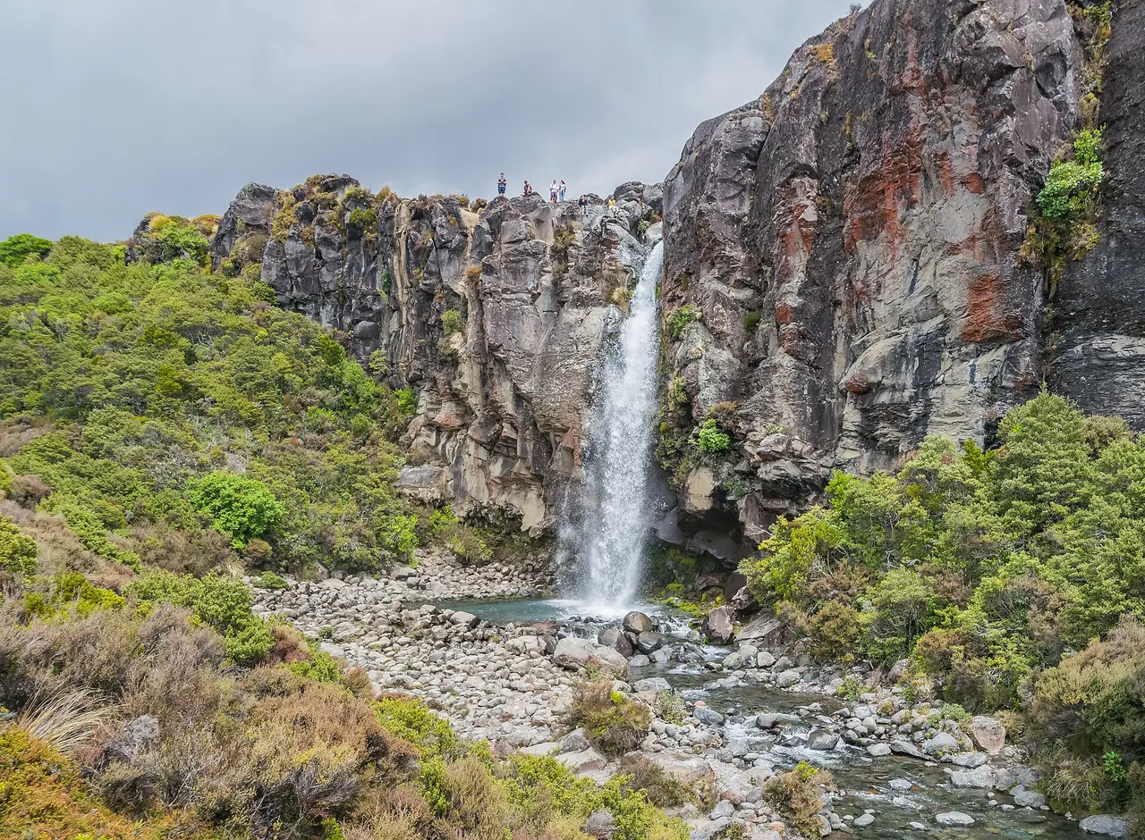 น้ำตก Taranaki Falls ในอุทยานแห่งชาติ Tongariro ภาพจาก Wikimedia Commons ผู้ถ่าย Krzysztof Golik สัญญา CC BY-SA 4.0 ไม่ระบุปี