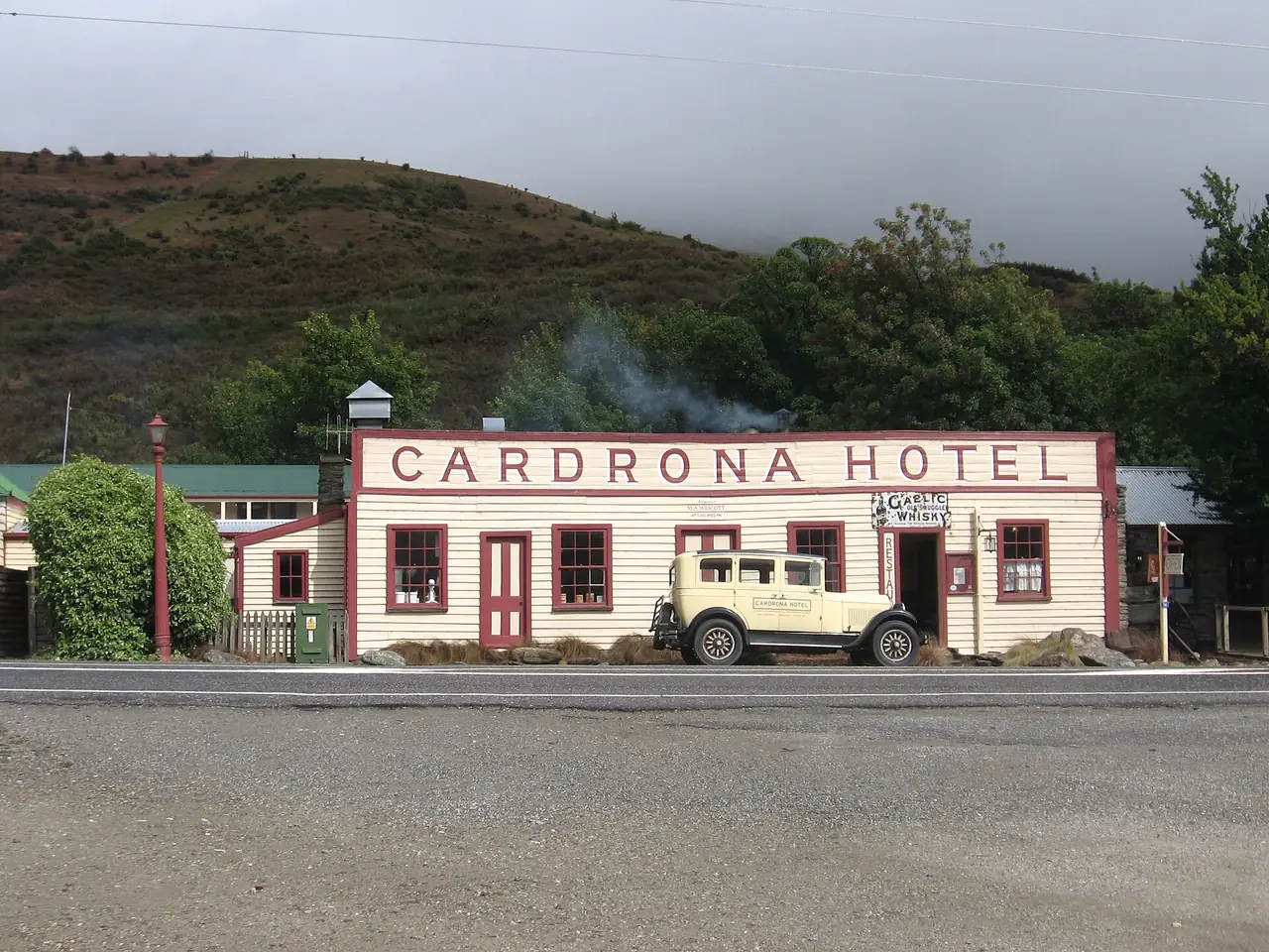 โรงแรม Cardrona ริมถนนไป Crown Range ภาพจาก Wikimedia Commons ผู้ถ่าย Papphase สัญญา CC BY 3.0 ไม่ระบุปี