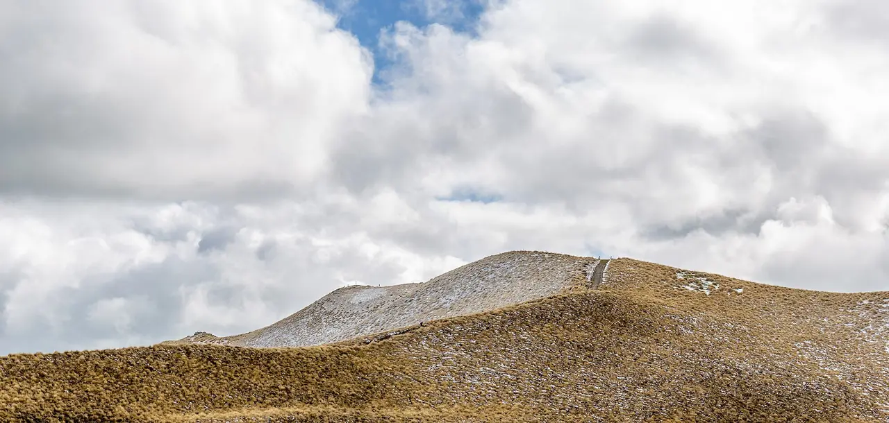 ยอดเขาโล่งบนทางเดิน Isthmus Peak ภาพจาก Wikimedia Commons ผู้ถ่าย Michal Klajban สัญญา CC BY-SA 4.0 ไม่ระบุปี