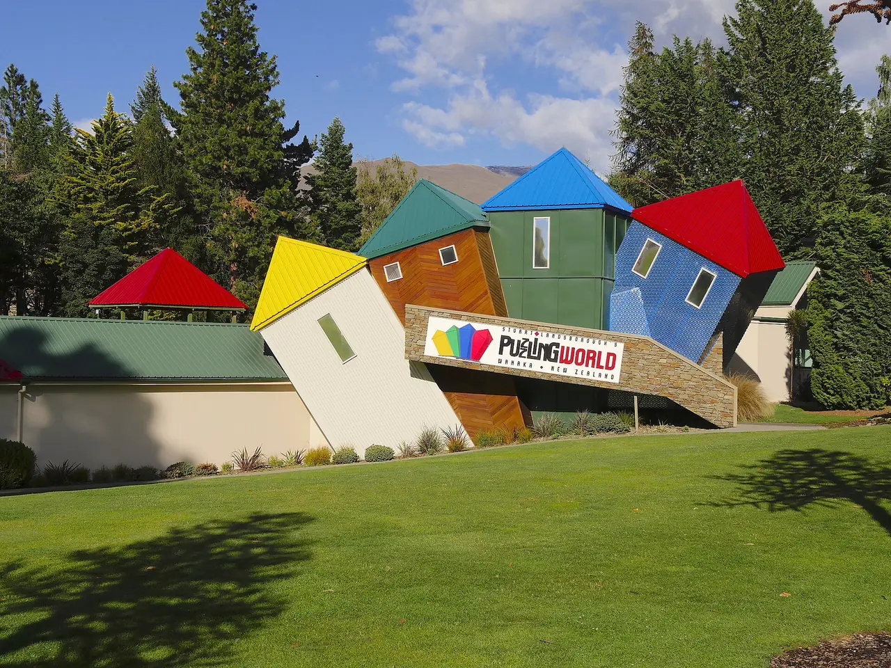อาคารเอียงสีสันของ Puzzling World ภาพจาก Wikimedia Commons ผู้ถ่าย Ulrich Lange สัญญา CC BY-SA 4.0 ไม่ระบุปี