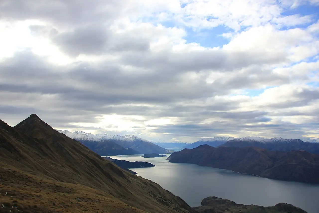 สันเขาและทะเลสาบ Wānaka มองจากกลางทาง Roys Peak ภาพจาก Wikimedia Commons ผู้ถ่าย Julrob Photography สัญญา CC BY-SA 4.0 ไม่ระบุปี
