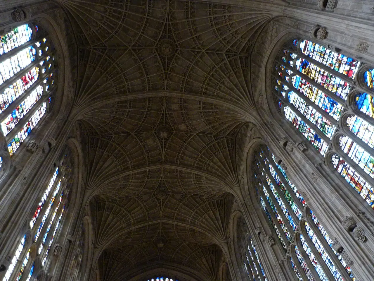 เพดาน fan vault ภายใน King's College Chapel ภาพจาก Wikimedia Commons ผู้ถ่าย DrMoschi สัญญา CC BY-SA 4.0