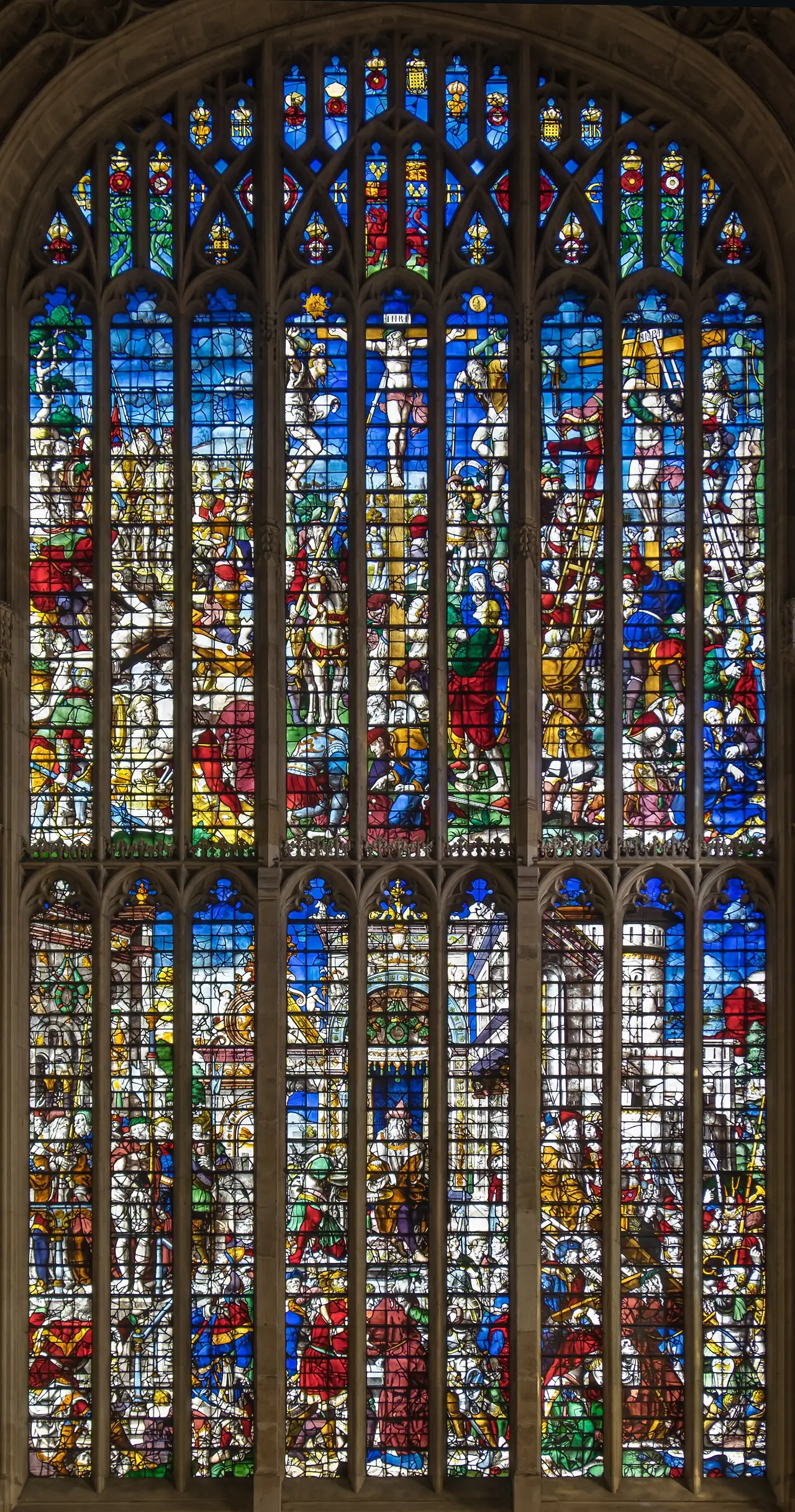 หน้าต่างกระจกสีบานตะวันออก (Great East Window) ของโบสถ์ ภาพจาก Wikimedia Commons ผู้ถ่าย DeFacto สัญญา CC BY-SA 4.0