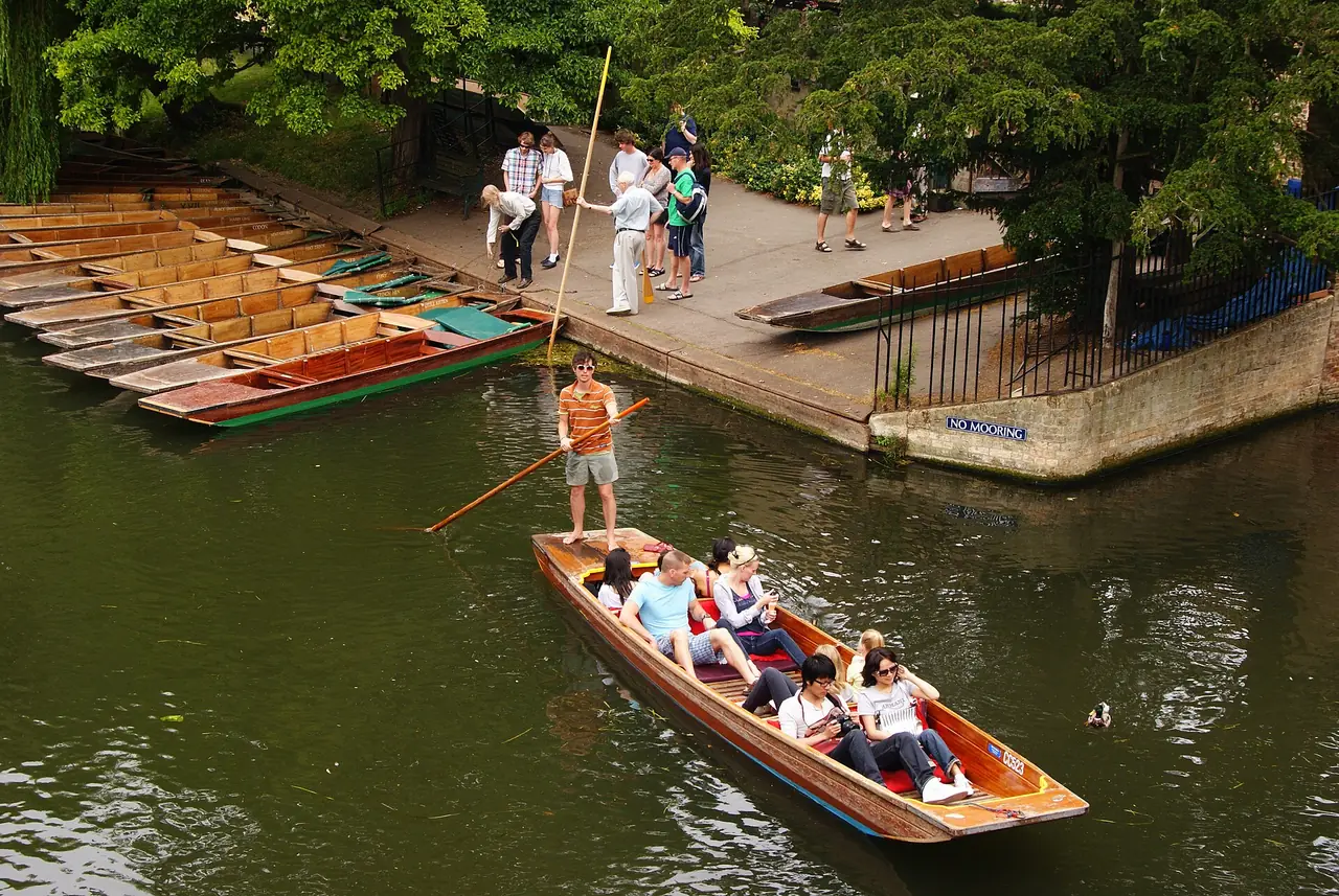 เรือพันท์ที่มีคนถ่อและผู้โดยสารบนแม่น้ำ Cam ภาพจาก Wikimedia Commons ผู้ถ่าย Peter Trimming สัญญา CC BY-SA 2.0