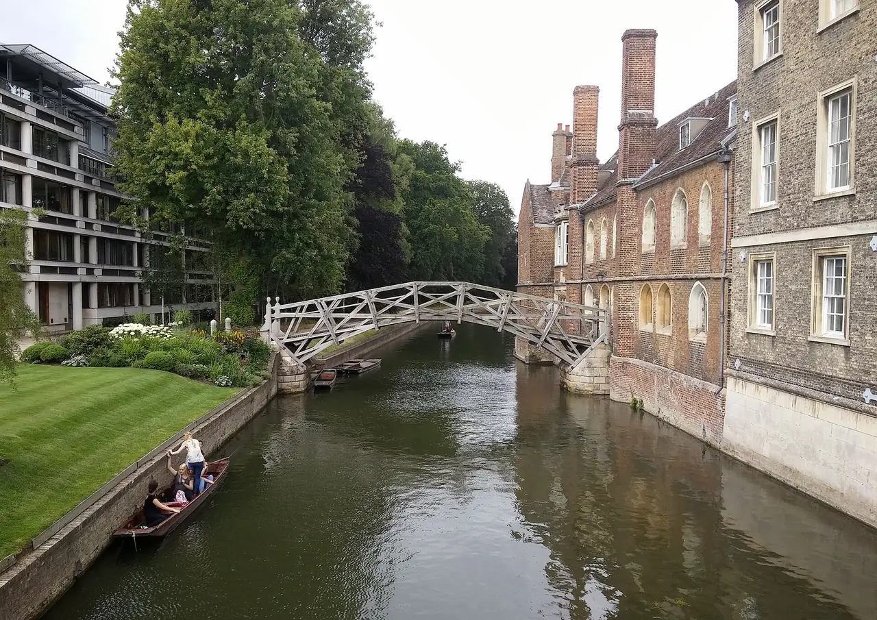 สะพานไม้ Mathematical Bridge ข้ามแม่น้ำ Cam ภาพจาก Wikimedia Commons ผู้ถ่าย TheKaphox สัญญา CC0