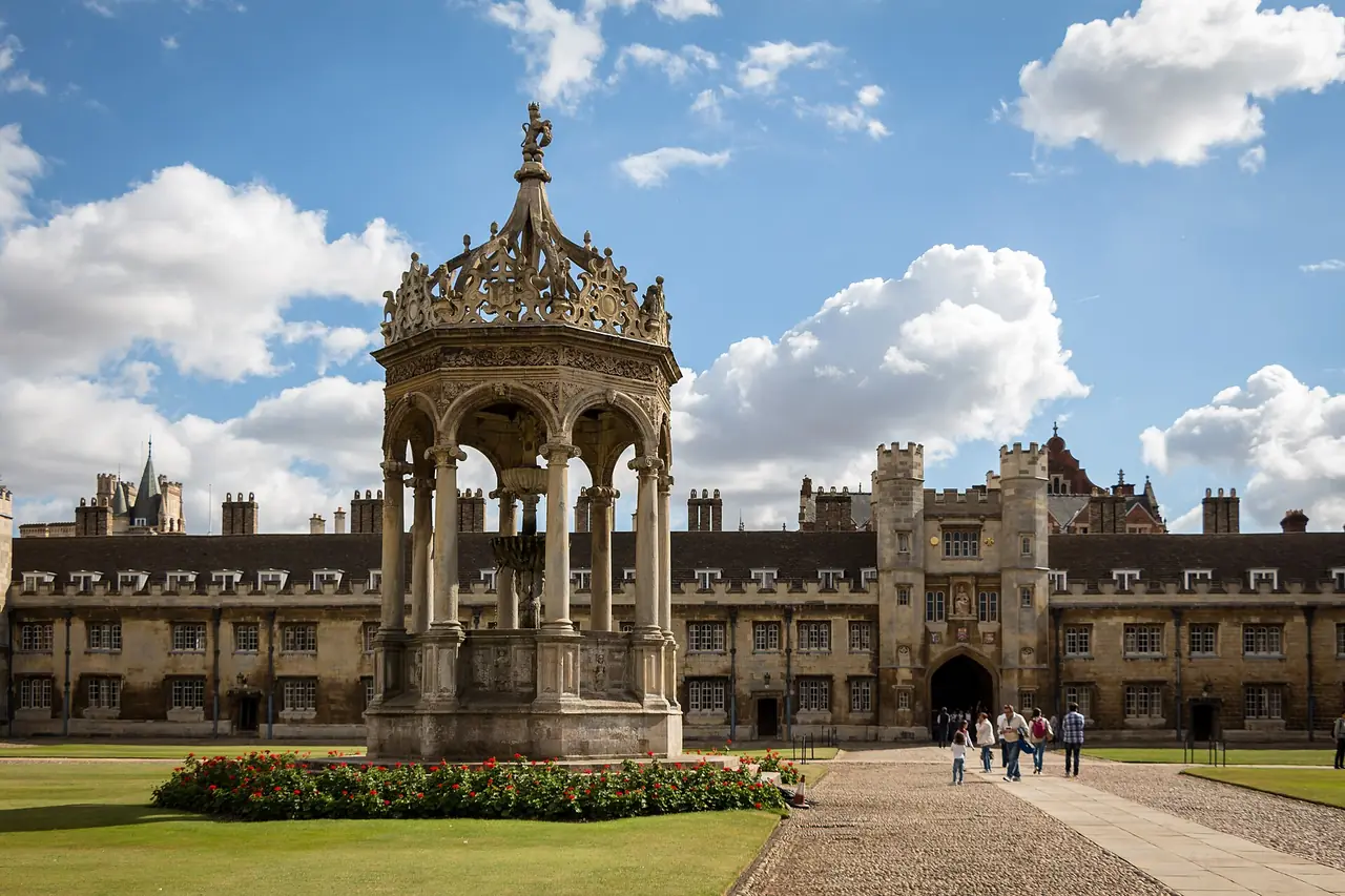 ลาน Great Court ของ Trinity College และน้ำพุกลางลาน ภาพจาก Wikimedia Commons ผู้ถ่าย Rafa Esteve สัญญา CC BY-SA 4.0