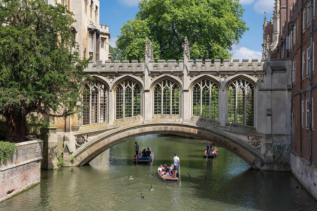 Bridge of Sighs ของ St John's College มีเรือผ่านด้านล่าง ภาพจาก Wikimedia Commons ผู้ถ่าย Diliff สัญญา CC BY-SA 3.0
