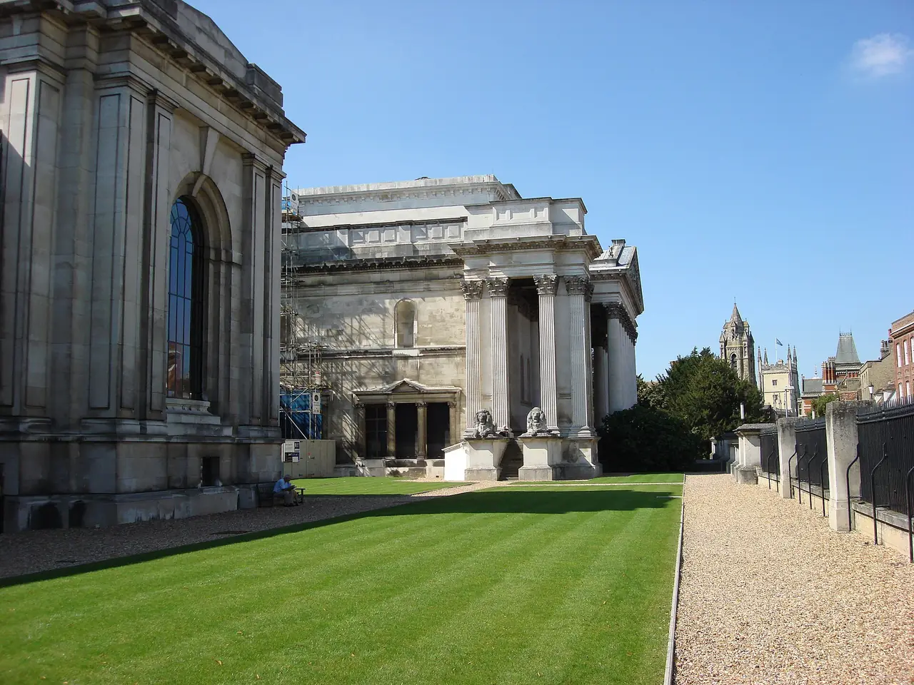 ด้านข้างของ Fitzwilliam Museum ภาพจาก Wikimedia Commons ผู้ถ่าย Oxyman สัญญา CC BY 2.5 ไม่ระบุปีในหน้า