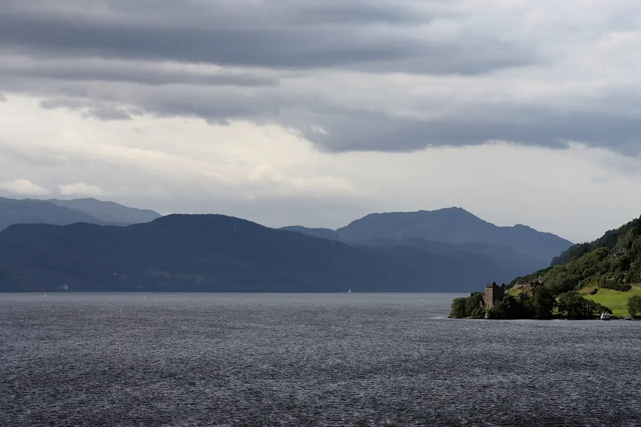 ทะเลสาบ Loch Ness และแหลมที่ปราสาท Urquhart ตั้งอยู่ ภาพจาก Wikimedia Commons ผู้ถ่าย Eusebius สัญญา CC BY 3.0 ไม่ระบุปีในหน้า