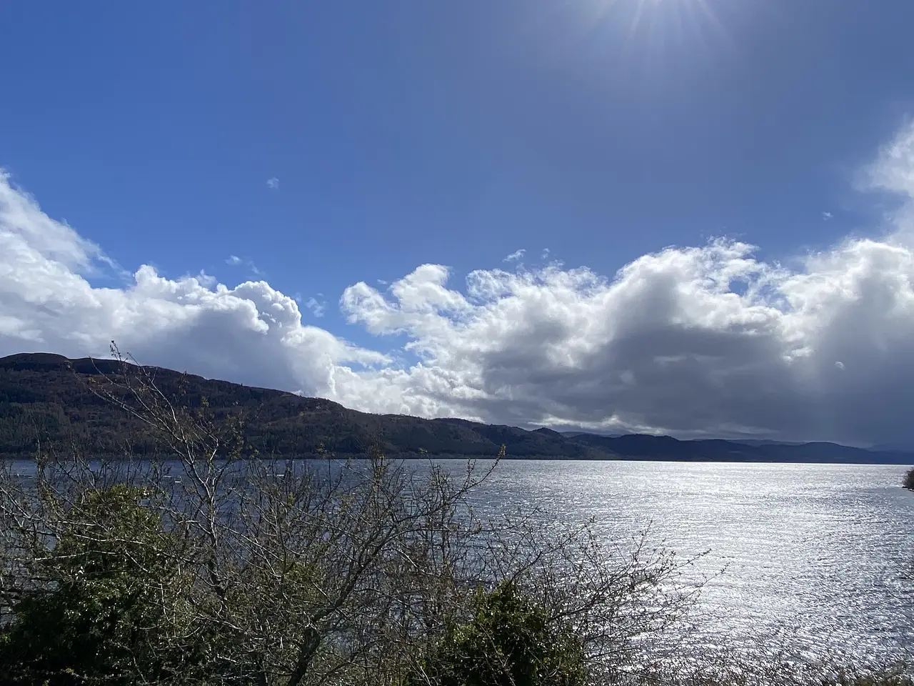 ผิวทะเลสาบ Loch Ness ในวันที่มีแดดและเมฆ ภาพจาก Wikimedia Commons ผู้ถ่าย Steven1991 สัญญา CC BY-SA 4.0 ถ่ายเดือนเมษายน 2024