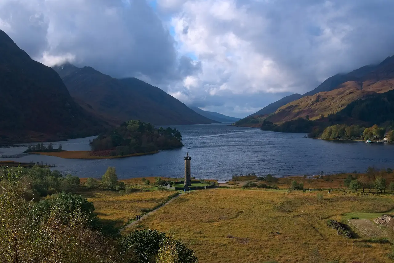 อนุสาวรีย์ Glenfinnan และทะเลสาบ Loch Shiel ภาพจาก Wikimedia Commons ผู้ถ่าย Daniel Kraft สัญญา CC BY-SA 3.0 ถ่ายเดือนตุลาคม 2021