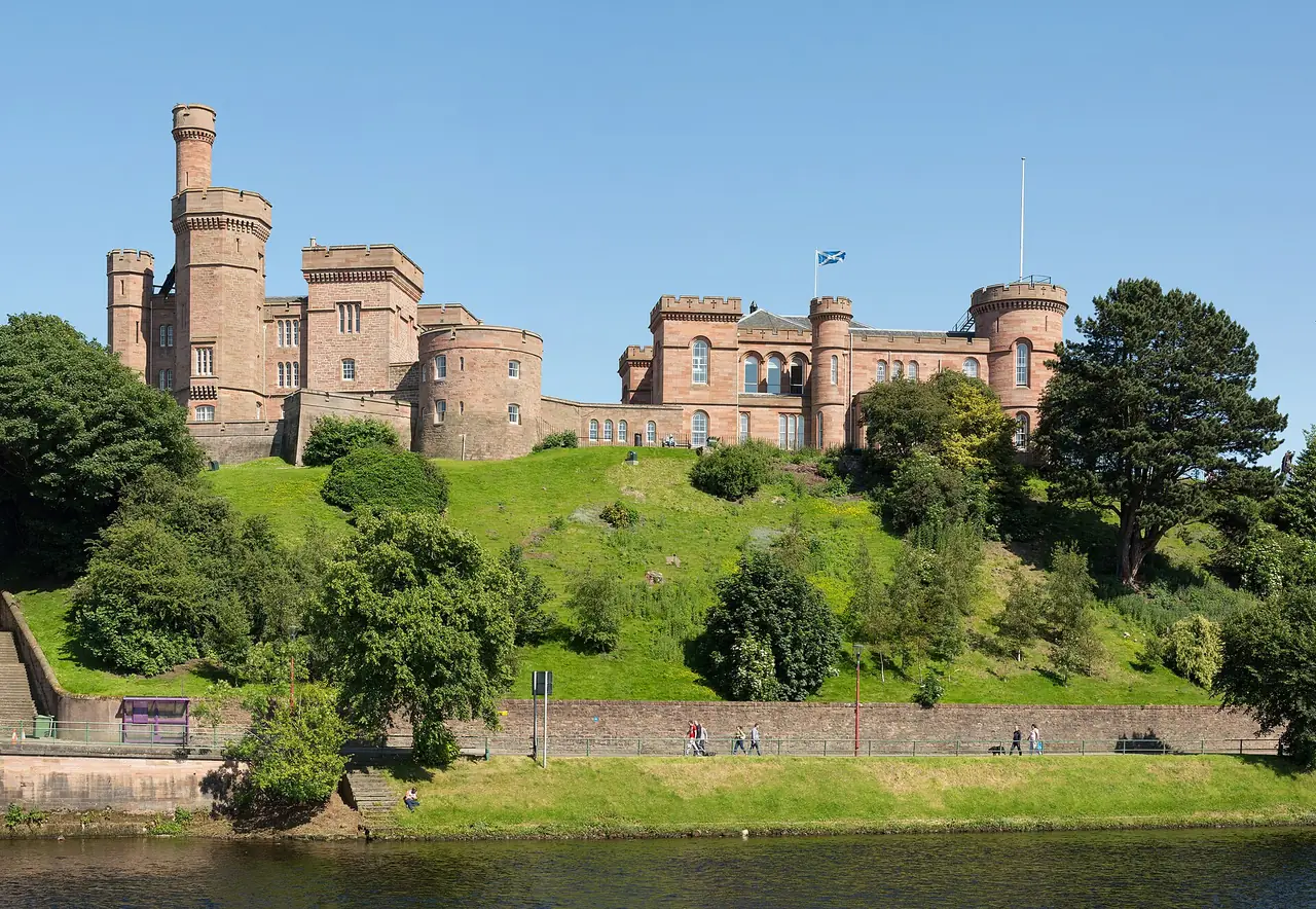 ปราสาท Inverness บนเนินริมแม่น้ำ Ness ภาพจาก Wikimedia Commons ผู้ถ่าย Diliff สัญญา CC BY-SA 3.0
