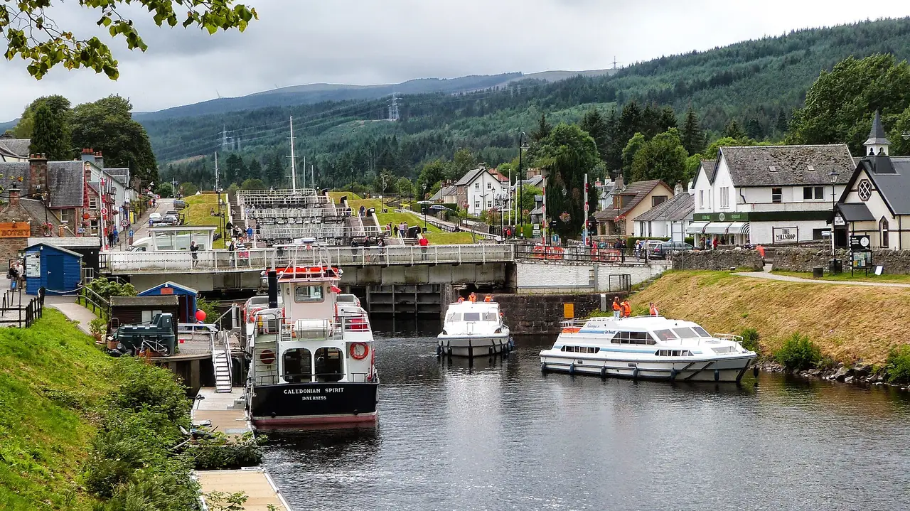 ประตูน้ำของคลอง Caledonian ที่ Fort Augustus ปลายทางใต้ของทะเลสาบ ภาพจาก Wikimedia Commons ผู้ถ่าย Peter Glyn สัญญา CC0