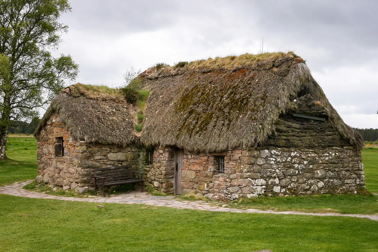 อาคารโบราณหลังคามุงหญ้าในบริเวณสนามรบ Culloden ภาพจาก Wikimedia Commons ผู้ถ่าย Mike Peel สัญญา CC BY-SA 4.0 ถ่ายปี 2009 เป็นภาพเก่าและภาพประกอบ
