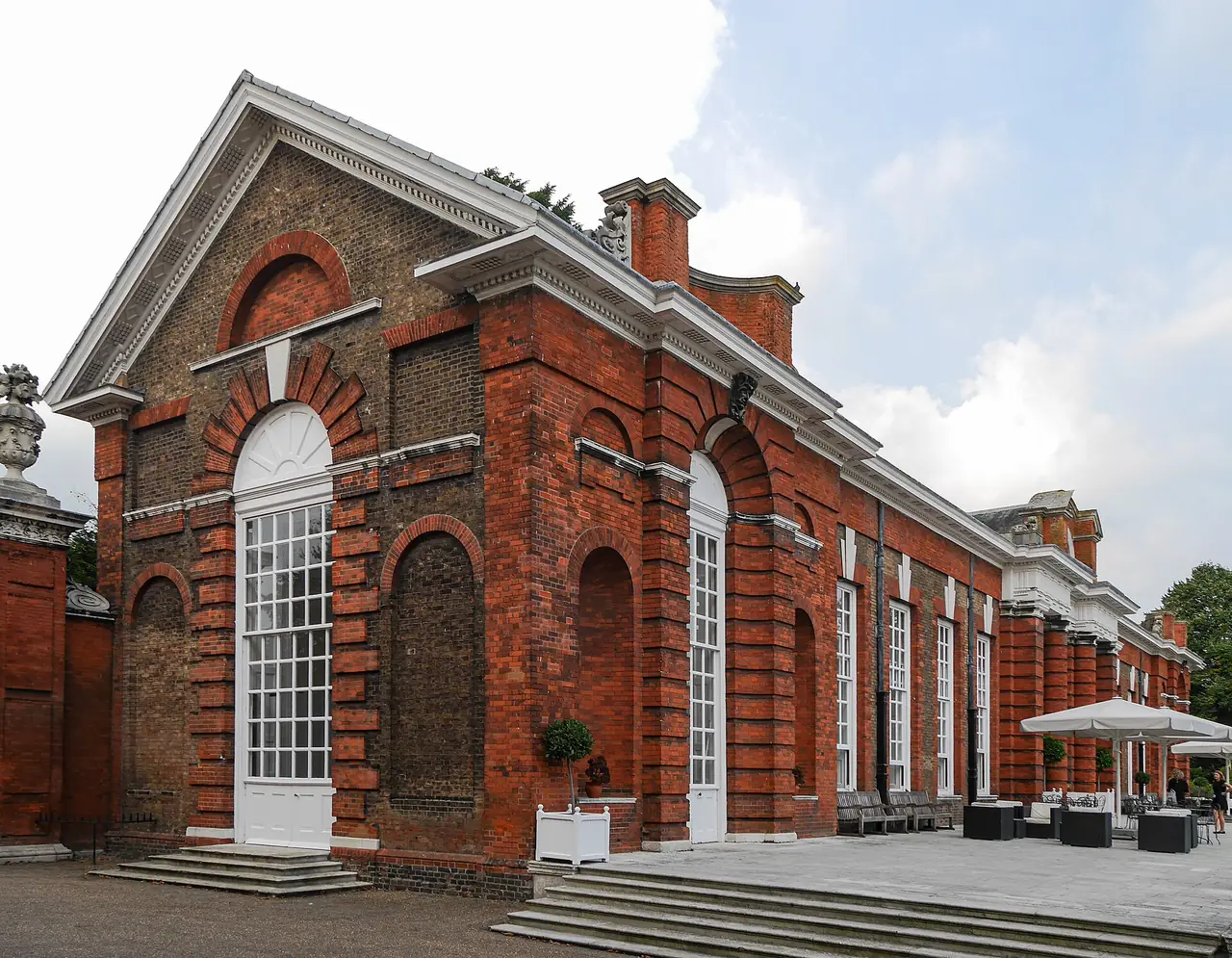 อาคาร Orangery ของพระราชวังเคนซิงตัน ภาพจาก Wikimedia Commons ผู้ถ่าย Edwardx สัญญา CC BY-SA 4.0 ถ่ายเดือนกันยายน 2016