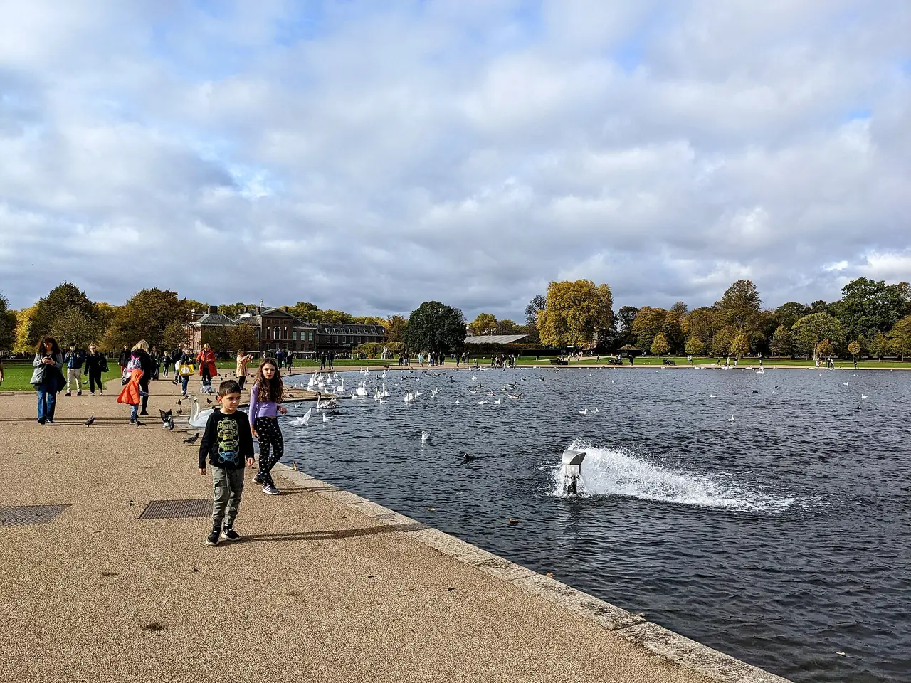 Round Pond ใน Kensington Gardens ภาพจาก Wikimedia Commons ผู้ถ่าย Toben สัญญา CC BY-SA 4.0 ไม่ระบุปีในหน้า