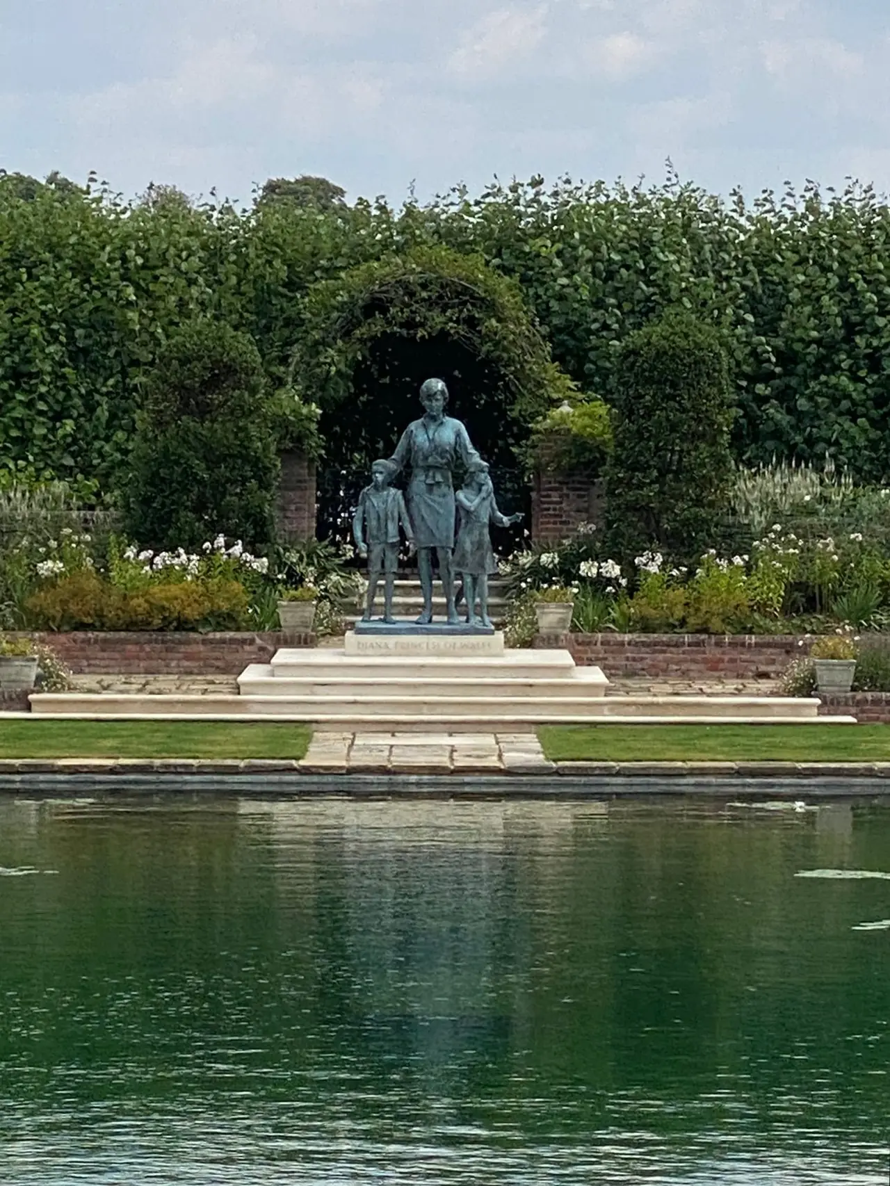 รูปปั้นเจ้าหญิงไดอานาใน Sunken Garden ที่เคนซิงตัน ตามคำบรรยายใน Commons ภาพจาก Wikimedia Commons ผู้ถ่าย Gabrielsupekar สัญญา CC BY-SA 4.0 ไม่ระบุปีในหน้า