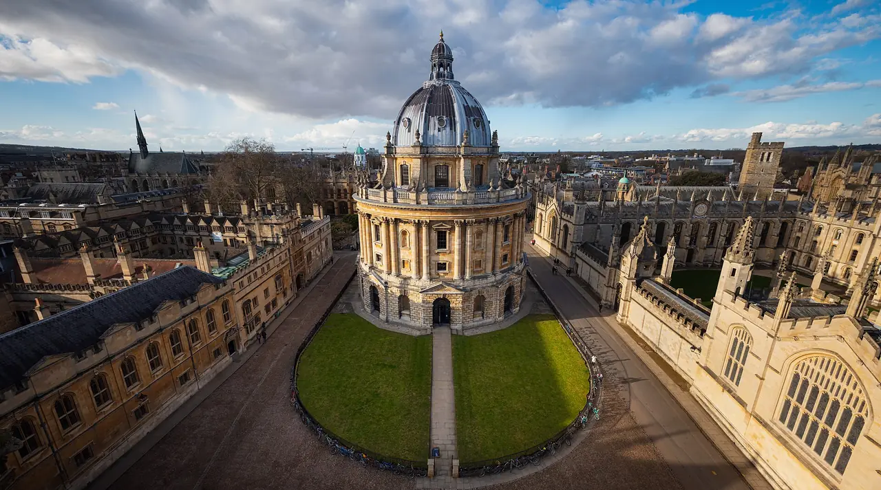Radcliffe Camera และหลังคาวิทยาลัยรอบจัตุรัส มองจากที่สูง ภาพจาก Wikimedia Commons ผู้ถ่าย Julian Herzog สัญญา CC BY 4.0 ถ่ายปี 2018