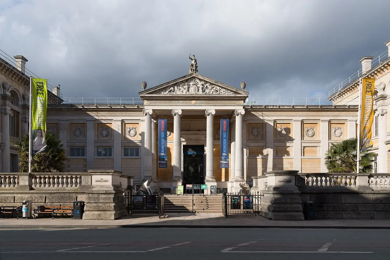 ด้านหน้า Ashmolean Museum บนถนน Beaumont Street ภาพจาก Wikimedia Commons ผู้ถ่าย Julian Herzog สัญญา CC BY 4.0 ถ่ายปี 2018