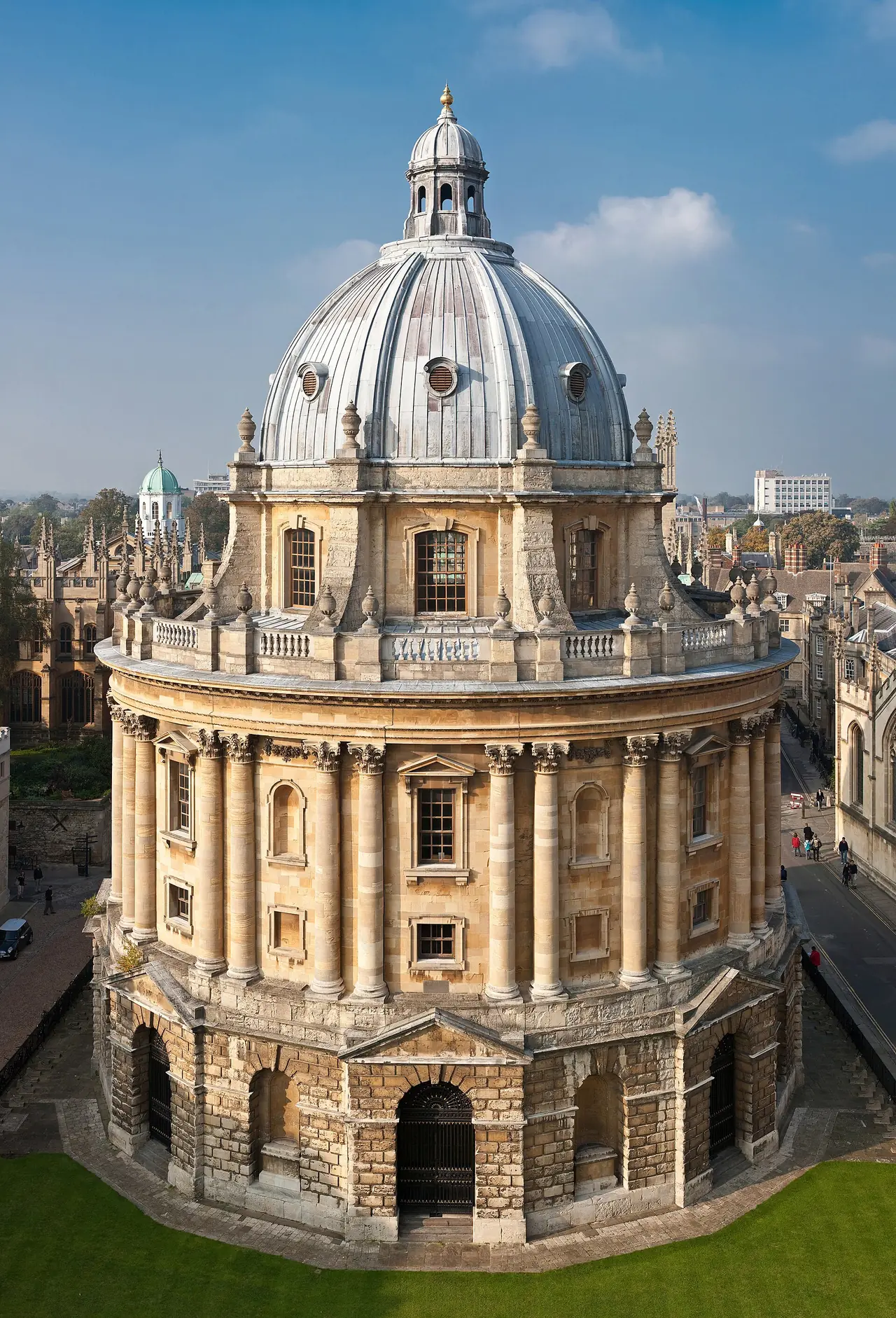 Radcliffe Camera มองจากหอของโบสถ์ St Mary the Virgin ภาพจาก Wikimedia Commons ผู้ถ่าย Diliff สัญญา CC BY 2.5 ถ่ายเดือนตุลาคม 2006 เป็นภาพเก่า