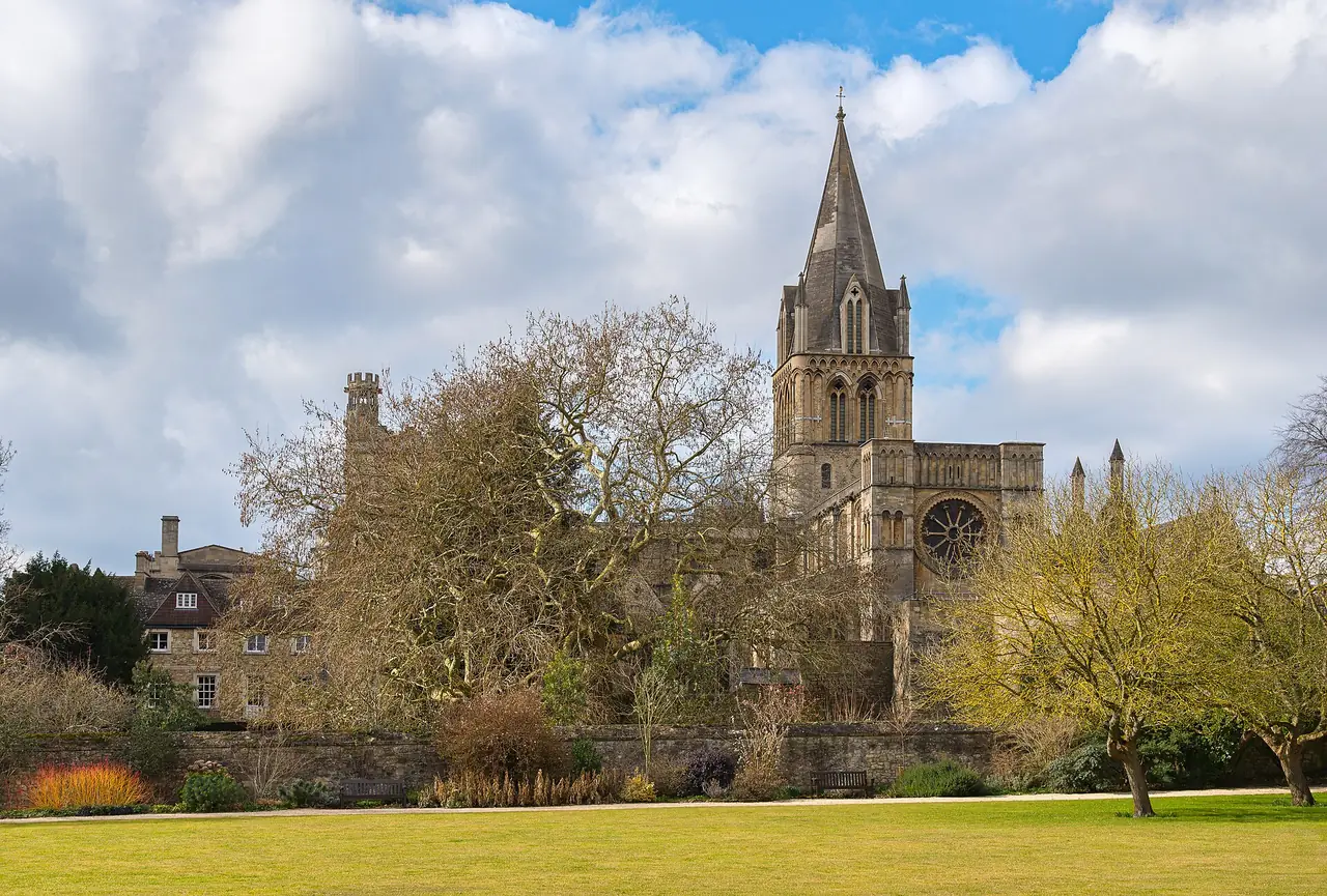 อาสนวิหาร Christ Church มองจากทุ่งหญ้าทางตะวันออก ภาพจาก Wikimedia Commons ผู้ถ่าย Julian Herzog สัญญา CC BY 4.0 ถ่ายปี 2018