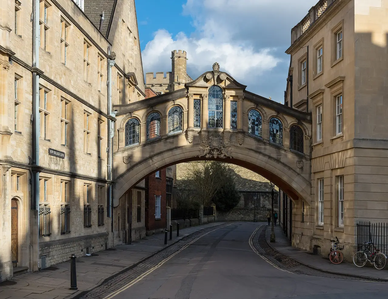 Bridge of Sighs (Hertford Bridge) ข้ามถนน New College Lane ภาพจาก Wikimedia Commons ผู้ถ่าย Julian Herzog สัญญา CC BY 4.0 ถ่ายปี 2018
