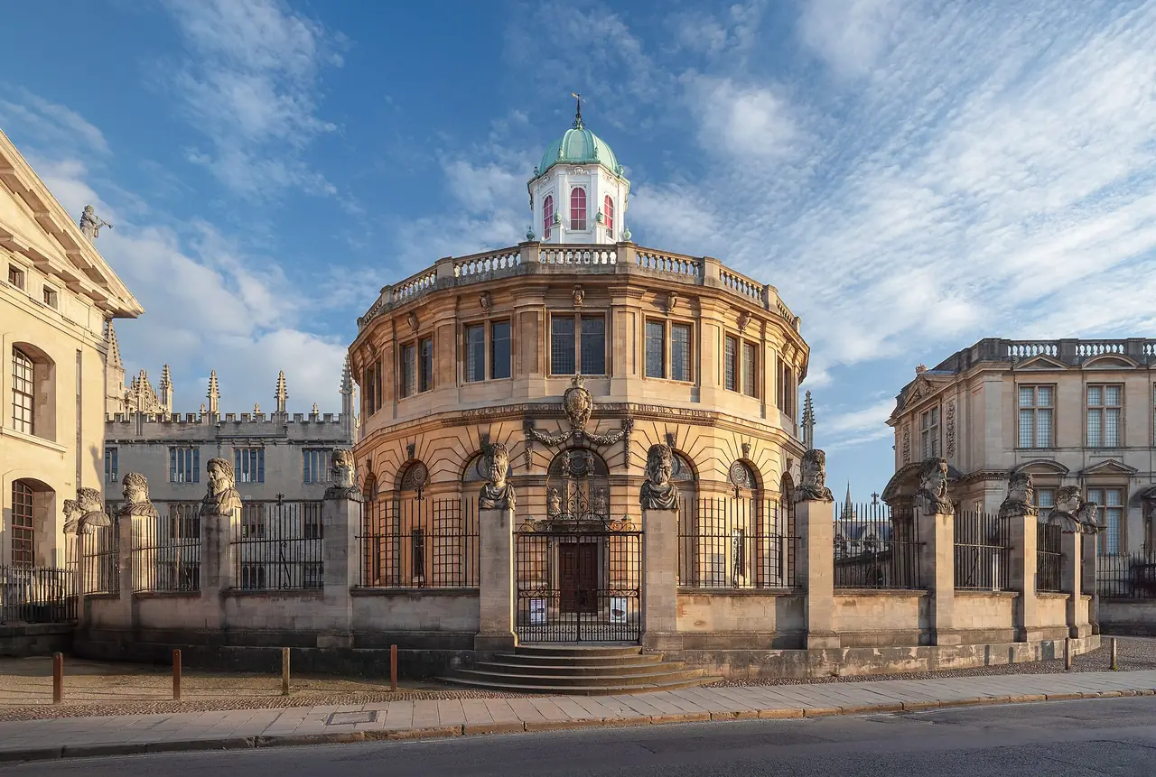 Sheldonian Theatre ด้านถนน Broad Street ภาพจาก Wikimedia Commons ผู้ถ่าย Julian Herzog สัญญา CC BY 4.0 ถ่ายปี 2023