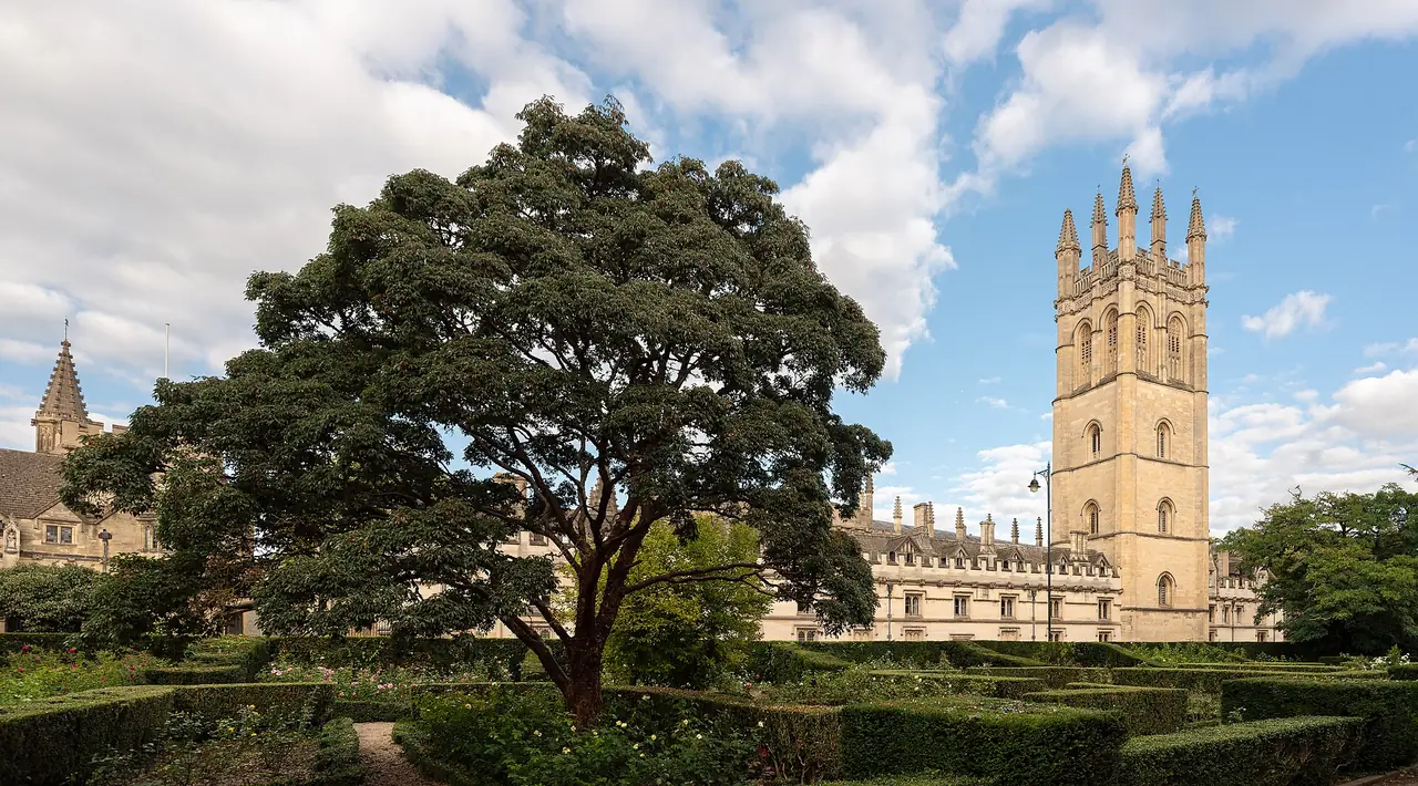หอ Magdalen Tower และสวนของ Magdalen College ภาพจาก Wikimedia Commons ผู้ถ่าย Julian Herzog สัญญา CC BY 4.0 ถ่ายปี 2023