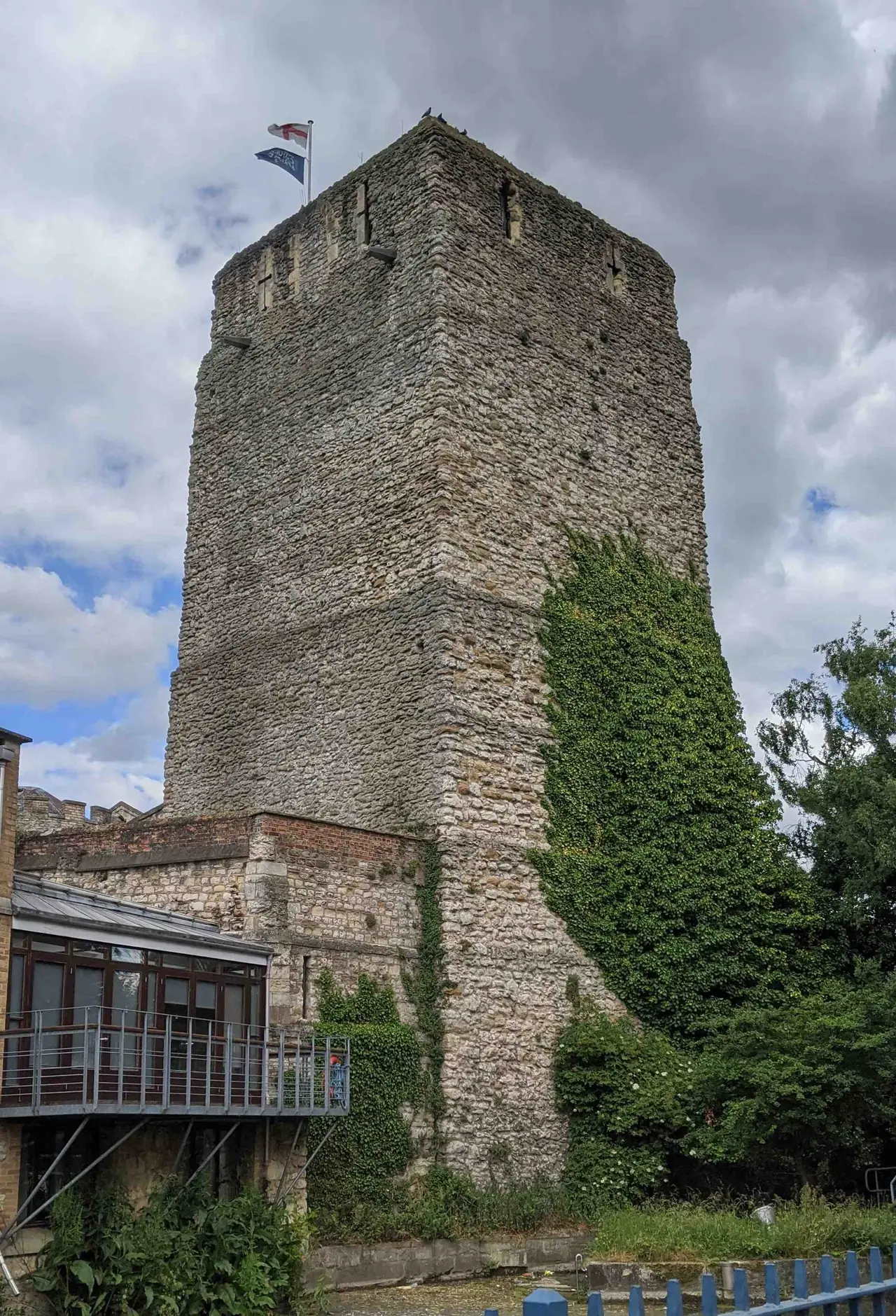 หอ St George's Tower ของ Oxford Castle ภาพจาก Wikimedia Commons ผู้ถ่าย Ajr50 สัญญา CC BY-SA 4.0