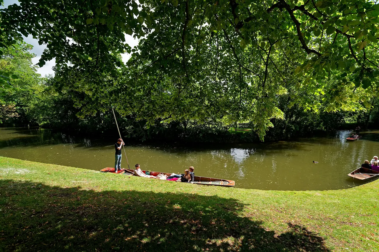 เรือพายถ่อ (punt) บนแม่น้ำ Cherwell ข้าง Christ Church Meadow ภาพจาก Wikimedia Commons ผู้ถ่าย Txllxt TxllxT สัญญา CC BY-SA 4.0 ไม่ระบุปีในหน้า
