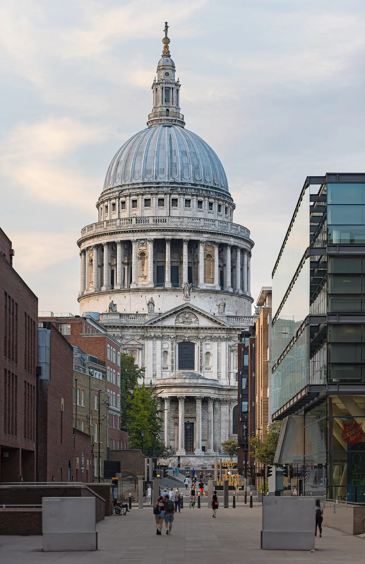 มหาวิหารเซนต์ปอลมองจากปลายสะพาน Millennium Bridge ฝั่งเหนือ ภาพจาก Wikimedia Commons ผู้ถ่าย Julian Herzog สัญญา CC BY 4.0 ถ่ายปี 2020