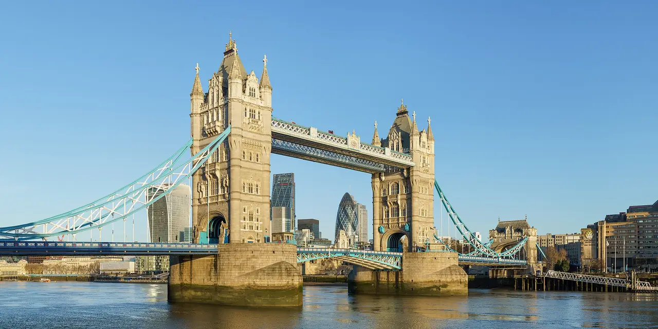 ทาวเวอร์บริดจ์มองจากย่าน Shad Thames ตอนเช้า ภาพจาก Wikimedia Commons ผู้ถ่าย Colin สัญญา CC BY-SA 4.0