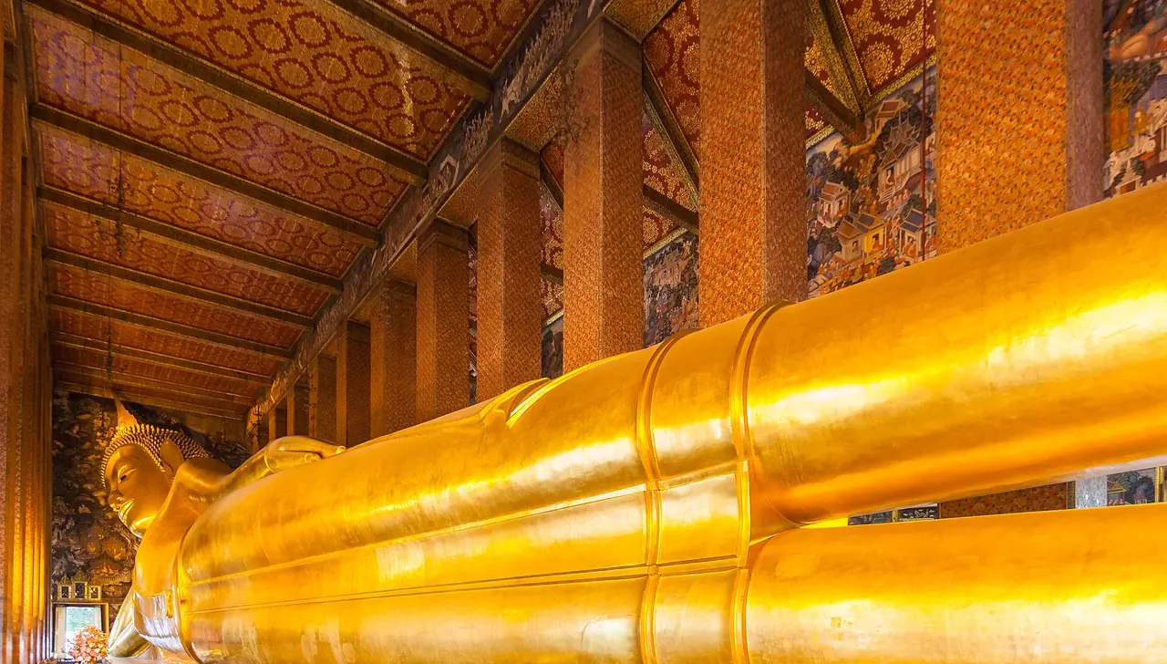 Interior of the Reclining Buddha hall, Wat Pho