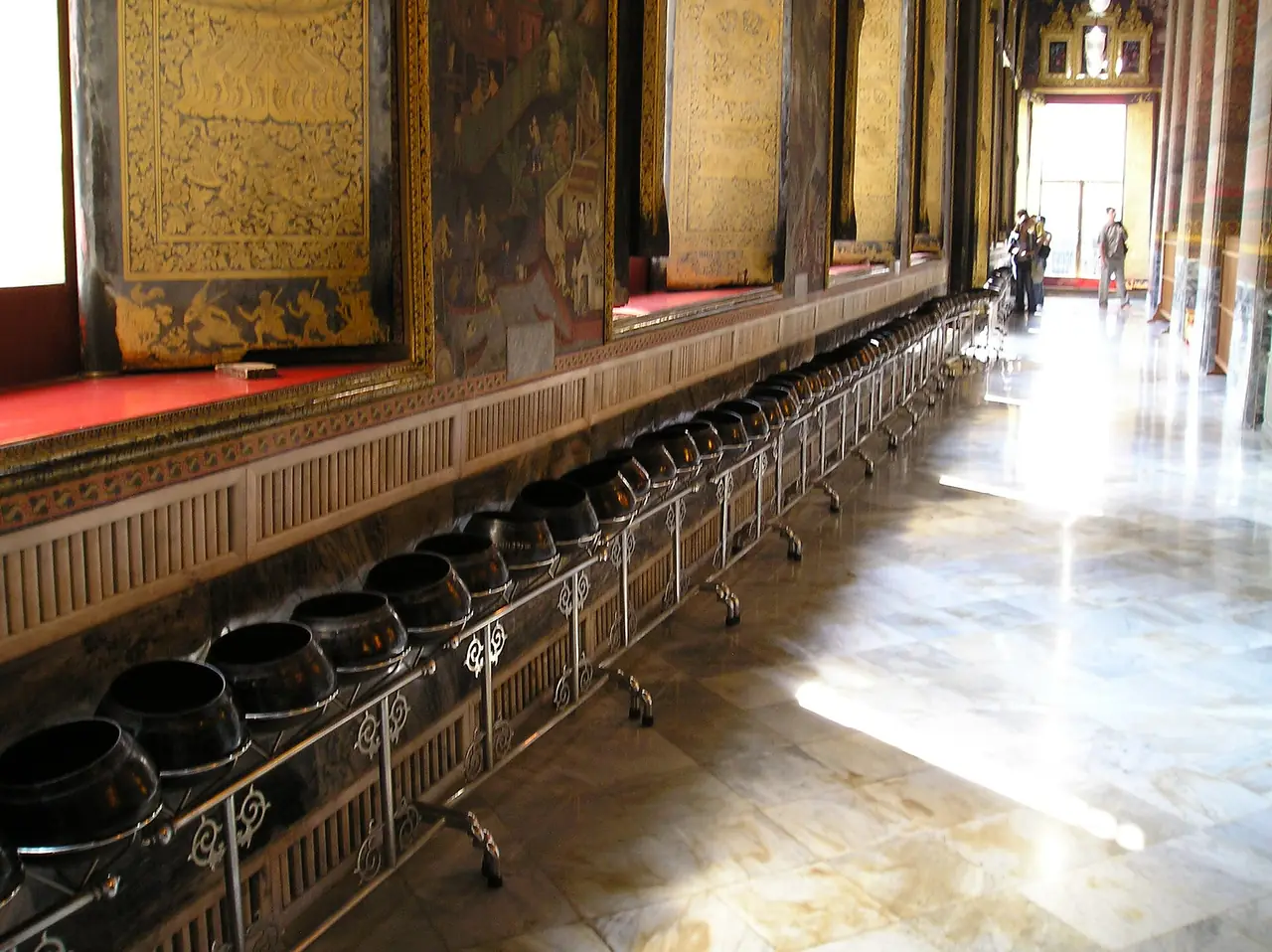 The row of 108 bronze bowls in the Wat Pho gallery